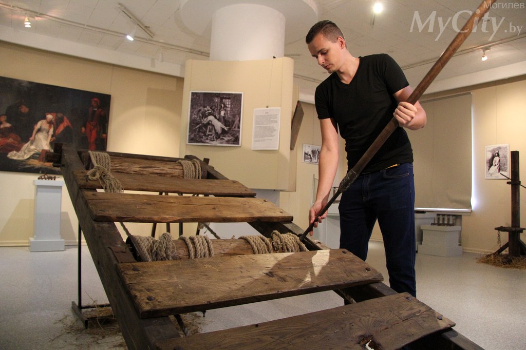  Поохотиться на ведьм и примерить позорный столб: в Могилёве открылась необычная выставка 