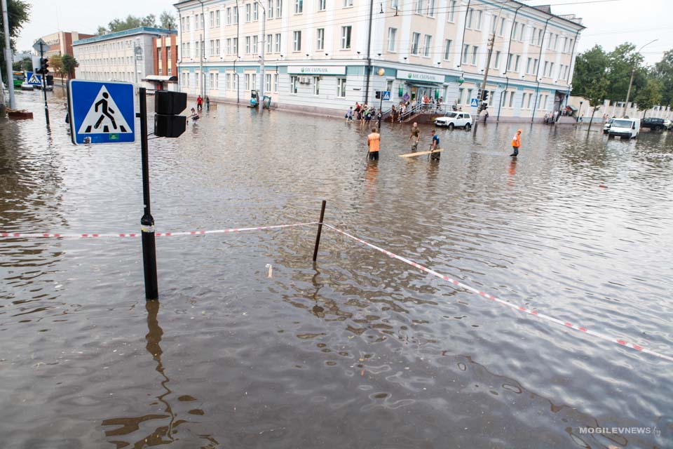 Прогноз на сегодня могилев. Ливень и град в Могилеве. Самые большие наводнея в Гродно фото. Наводнение в Гомеле сегодня последние новости. Наводнение в Бресте Козловичи сегодня.